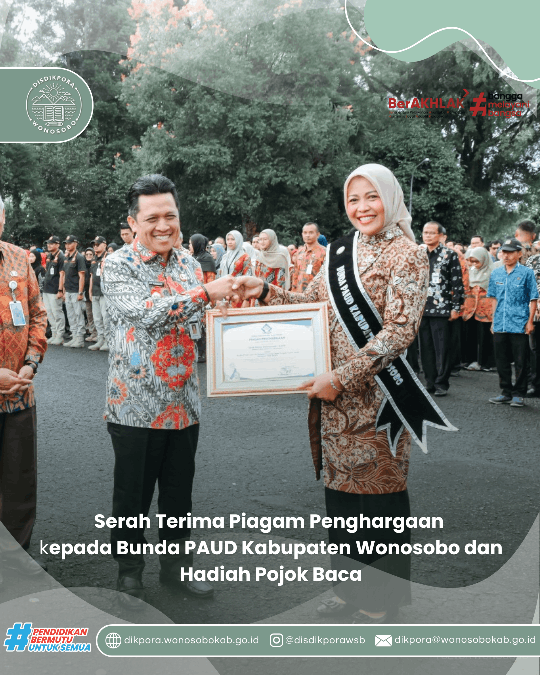 Serah Terima Piagam Penghargaan kepada Bunda PAUD Kabupaten Wonosobo dan Hadiah Pojok Baca